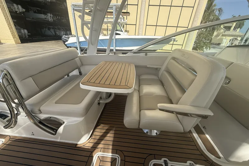 Slide: The Image of Boston Whaler 320 VANTAGE 2018 - 35