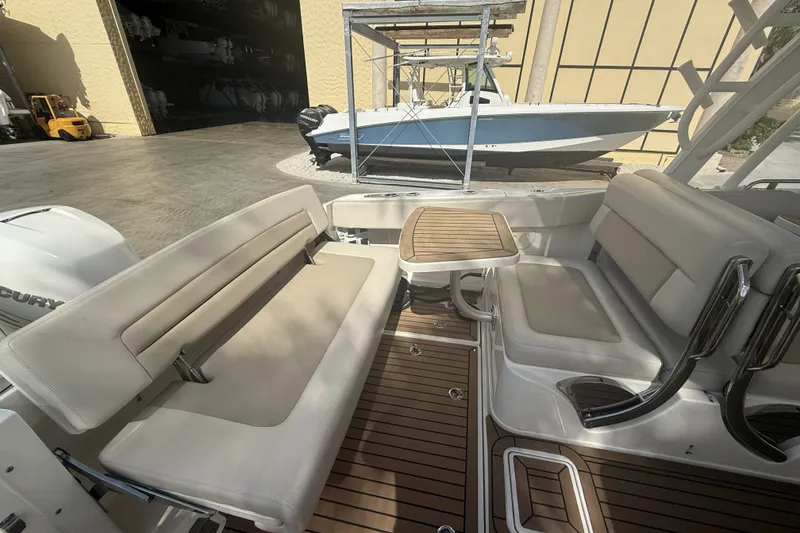 Slide: The Image of Boston Whaler 320 VANTAGE 2018 - 25
