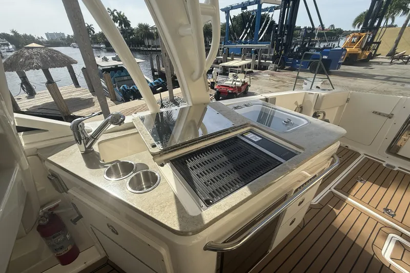 Slide: The Image of Boston Whaler 320 VANTAGE 2018 - 47