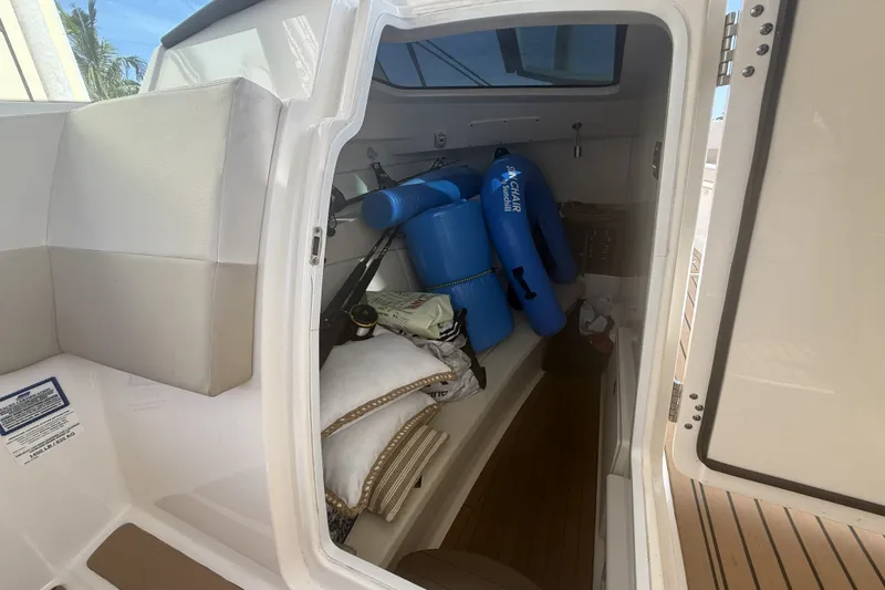Slide: The Image of Boston Whaler 320 VANTAGE 2018 - 54