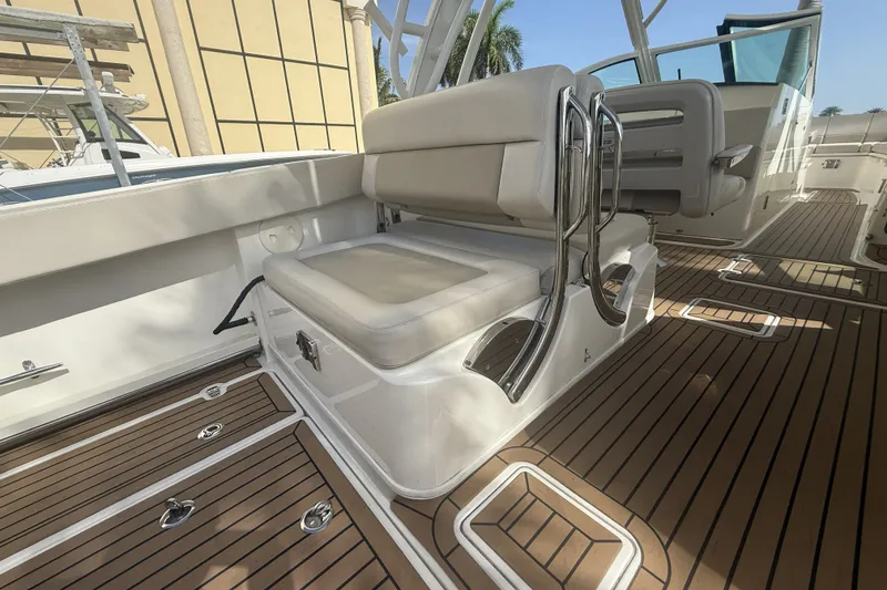Slide: The Image of Boston Whaler 320 VANTAGE 2018 - 26