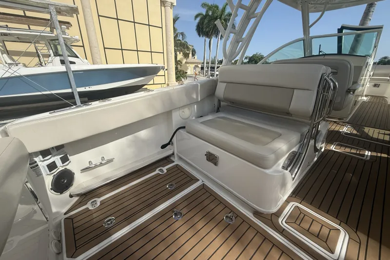 Slide: The Image of Boston Whaler 320 VANTAGE 2018 - 27