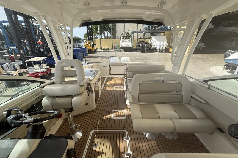 Slide: The Image of Boston Whaler 320 VANTAGE 2018 - 44