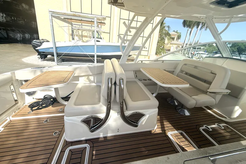 Slide: The Image of Boston Whaler 320 VANTAGE 2018 - 33