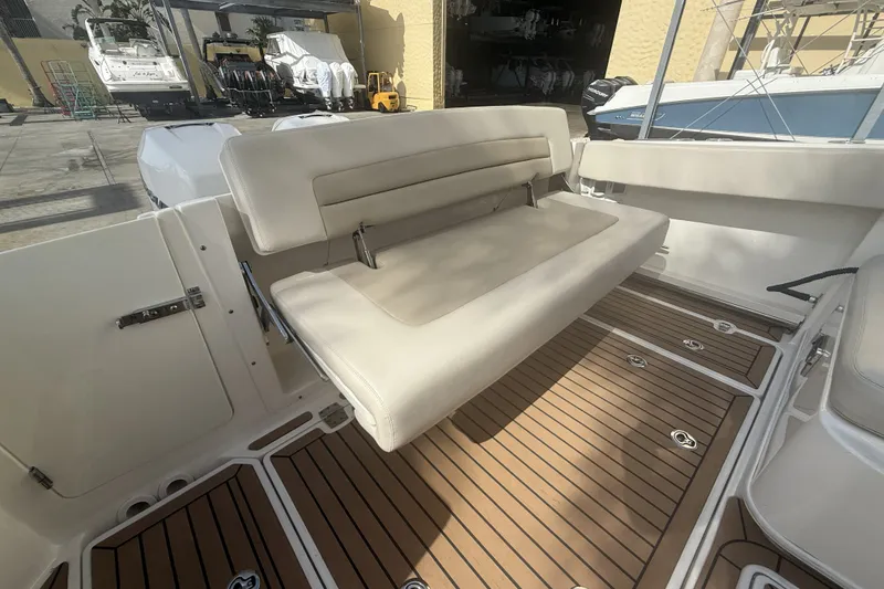 Slide: The Image of Boston Whaler 320 VANTAGE 2018 - 23