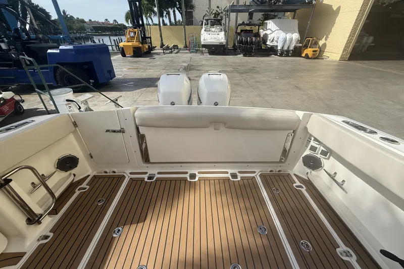 Slide: The Image of Boston Whaler 320 VANTAGE 2018 - 22