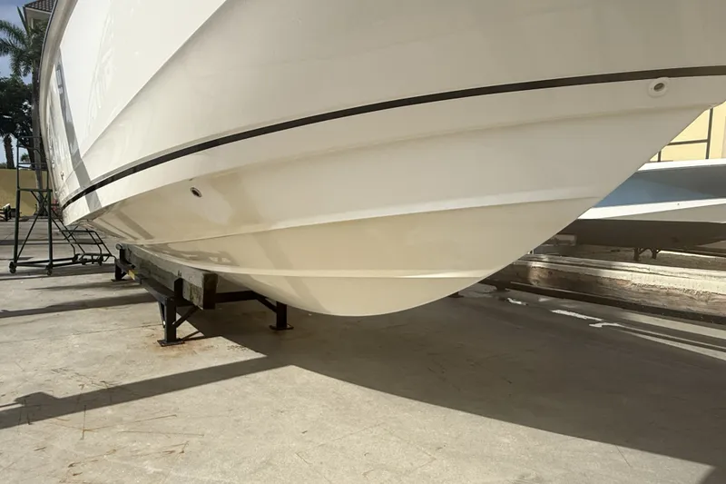 Slide: The Image of Boston Whaler 320 VANTAGE 2018 - 8