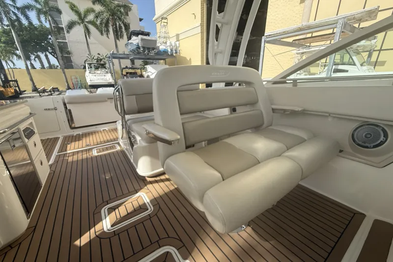 Slide: The Image of Boston Whaler 320 VANTAGE 2018 - 28