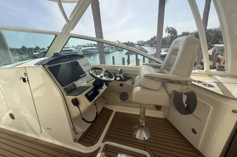 Slide: The Image of Boston Whaler 320 VANTAGE 2018 - 37