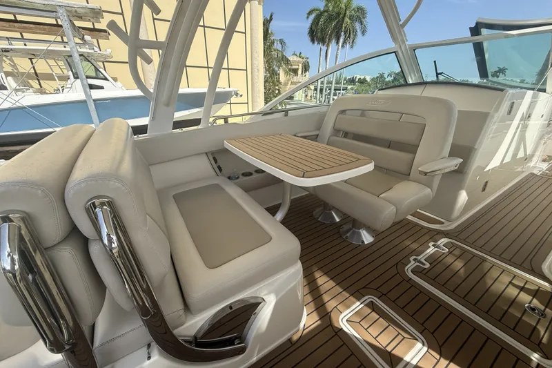 Slide: The Image of Boston Whaler 320 VANTAGE 2018 - 34