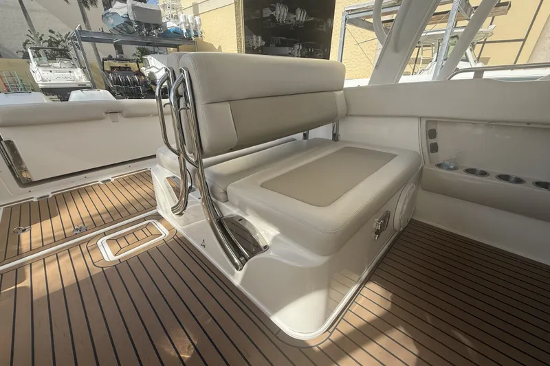 Slide: The Image of Boston Whaler 320 VANTAGE 2018 - 29