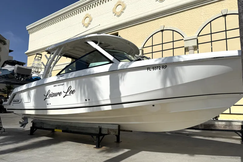 Slide: The Image of Boston Whaler 320 VANTAGE 2018 - 10
