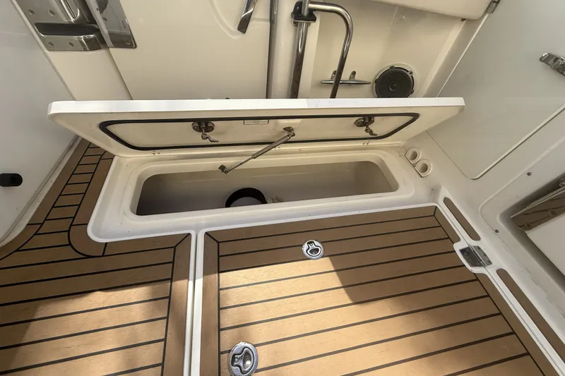 Slide: The Image of Boston Whaler 320 VANTAGE 2018 - 21