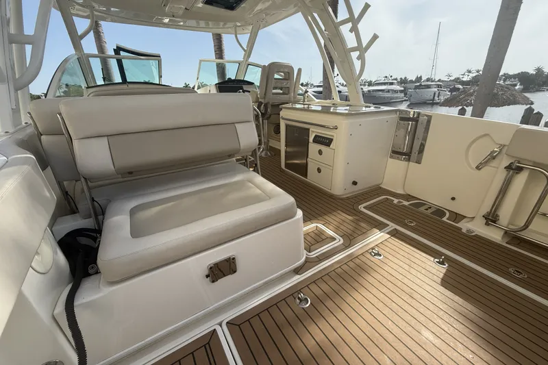 Slide: The Image of Boston Whaler 320 VANTAGE 2018 - 42