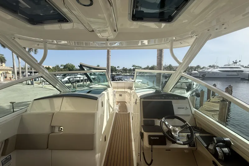 Slide: The Image of Boston Whaler 320 VANTAGE 2018 - 58