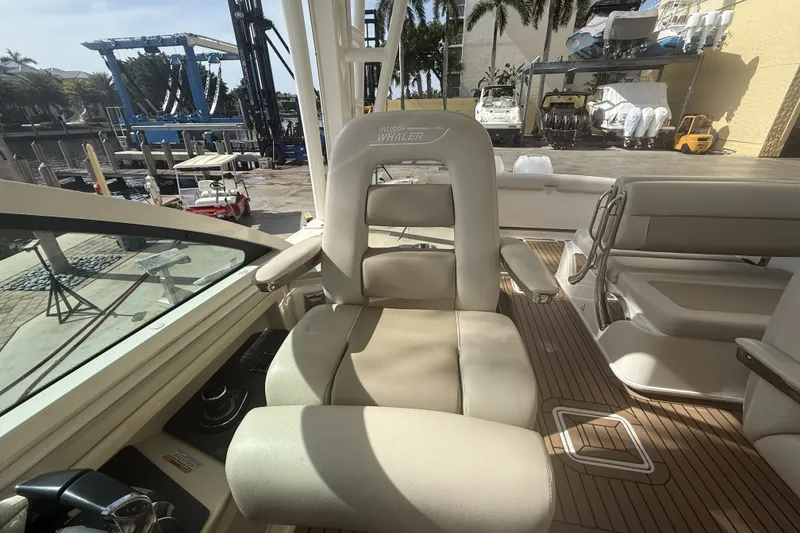 Slide: The Image of Boston Whaler 320 VANTAGE 2018 - 49