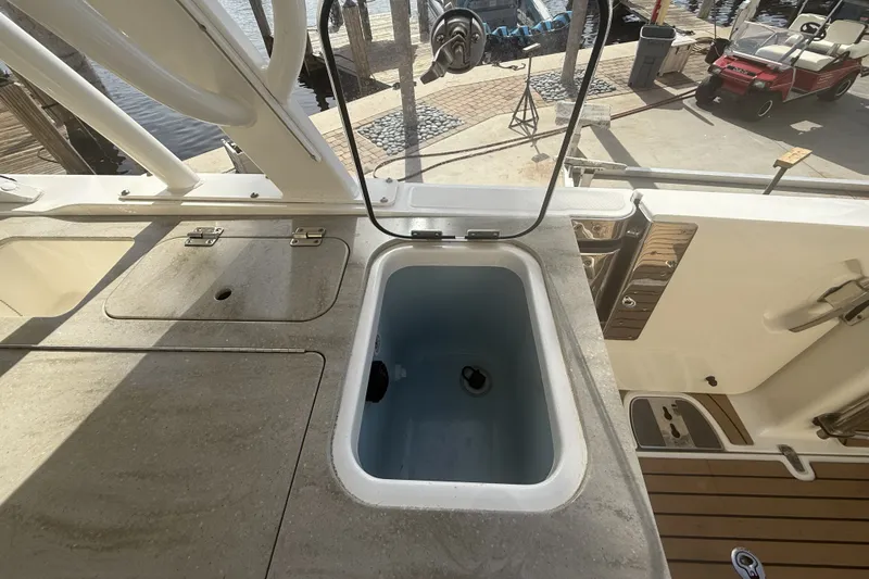 Slide: The Image of Boston Whaler 320 VANTAGE 2018 - 46