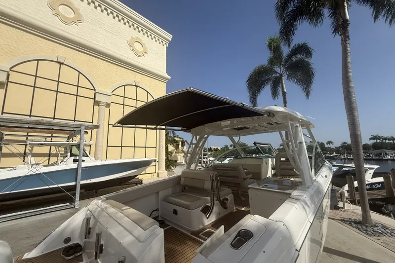 Slide: The Image of Boston Whaler 320 VANTAGE 2018 - 40