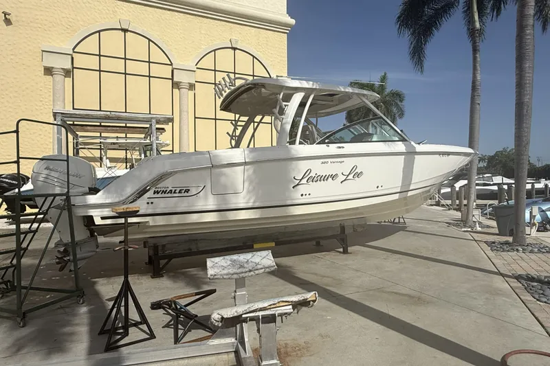 Slide: The Image of Boston Whaler 320 VANTAGE 2018 - 11