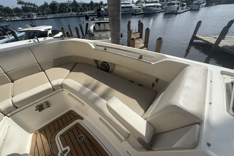 Slide: The Image of Boston Whaler 320 VANTAGE 2018 - 65