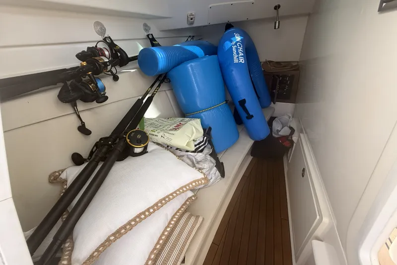 Slide: The Image of Boston Whaler 320 VANTAGE 2018 - 55