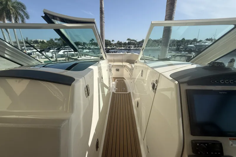 Slide: The Image of Boston Whaler 320 VANTAGE 2018 - 59