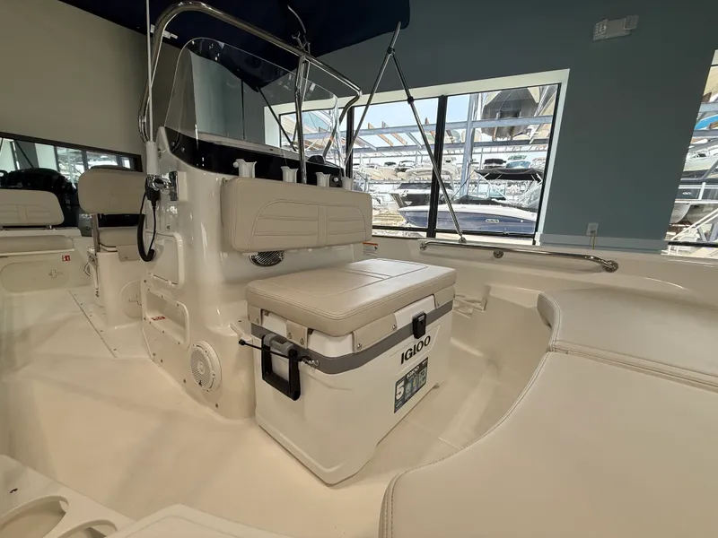 Slide: The Image of Boston Whaler 170 Montauk 2027 - 8