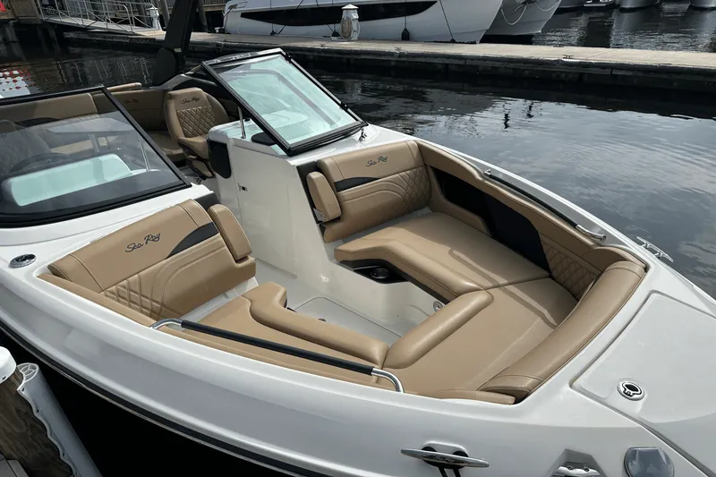 Slide: The Image of Sea Ray SLX 260 Outboard 2024 - 11