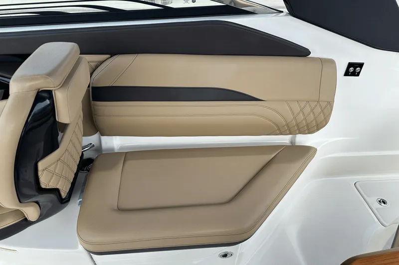 Slide: The Image of Sea Ray SLX 260 Outboard 2024 - 18