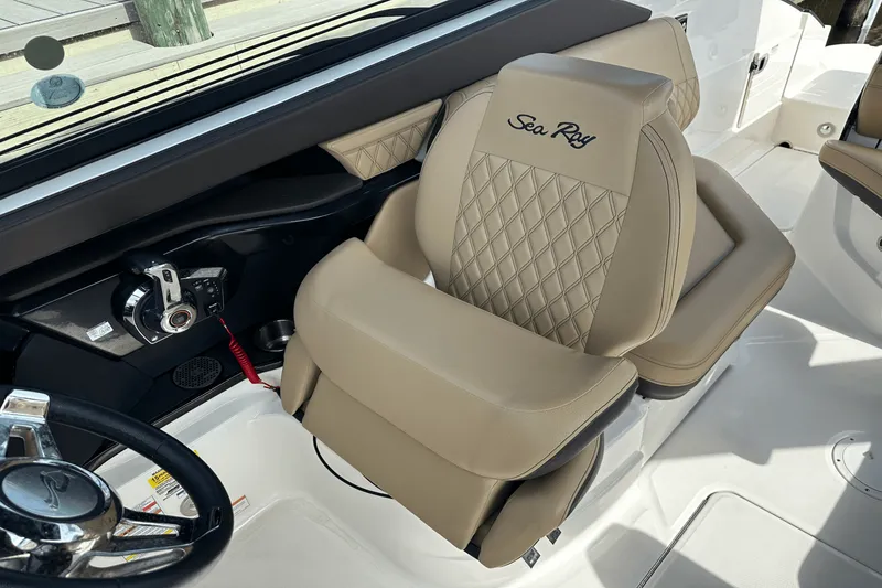 Slide: The Image of Sea Ray SLX 260 Outboard 2024 - 20