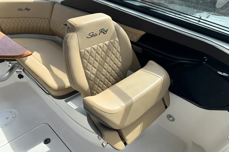 Slide: The Image of Sea Ray SLX 260 Outboard 2024 - 22