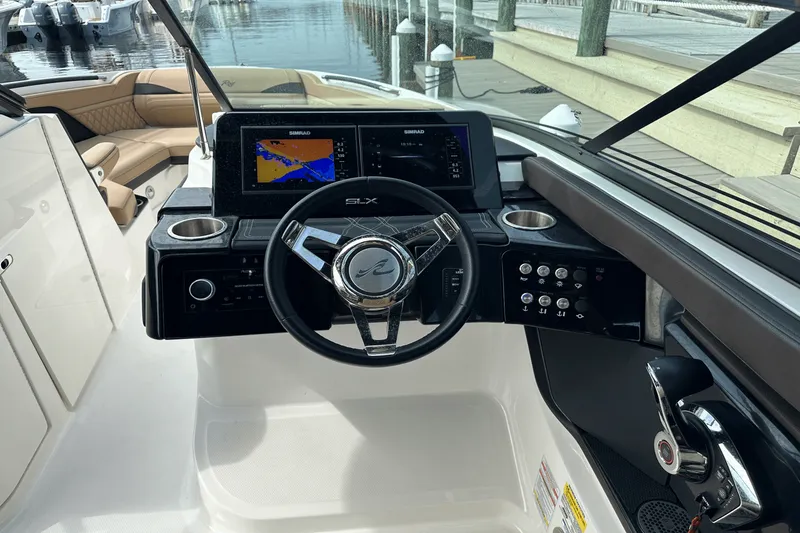 Slide: The Image of Sea Ray SLX 260 Outboard 2024 - 29