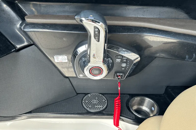 Slide: The Image of Sea Ray SLX 260 Outboard 2024 - 30