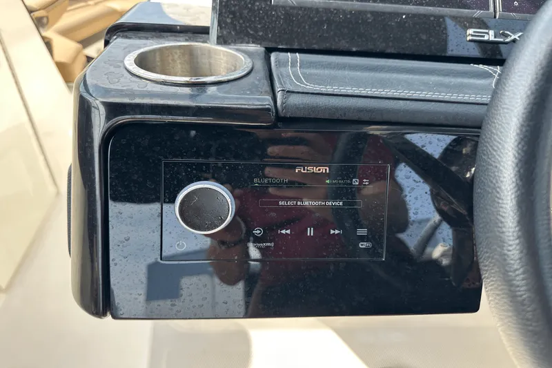 Slide: The Image of Sea Ray SLX 260 Outboard 2024 - 31