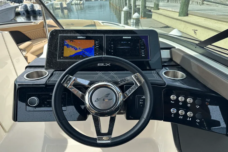 Slide: The Image of Sea Ray SLX 260 Outboard 2024 - 32