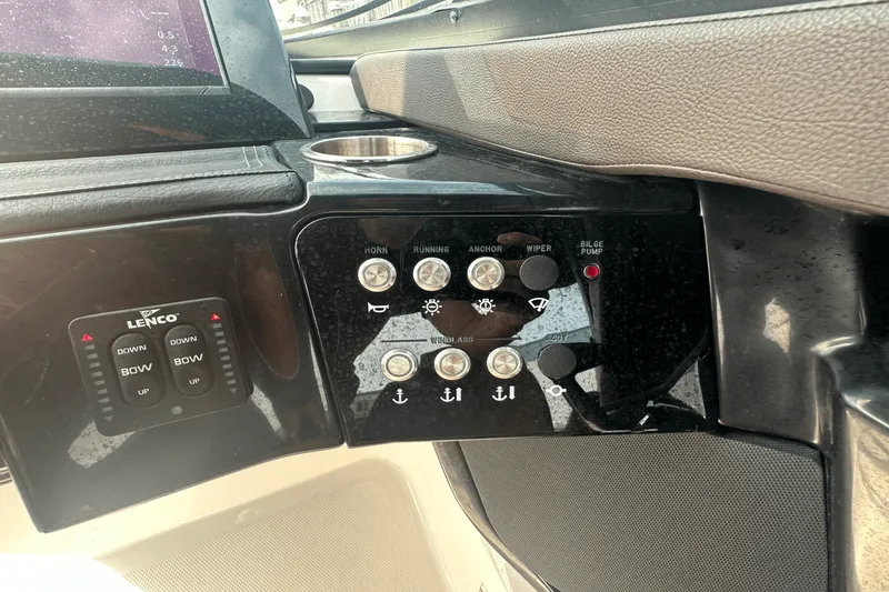 Slide: The Image of Sea Ray SLX 260 Outboard 2024 - 36