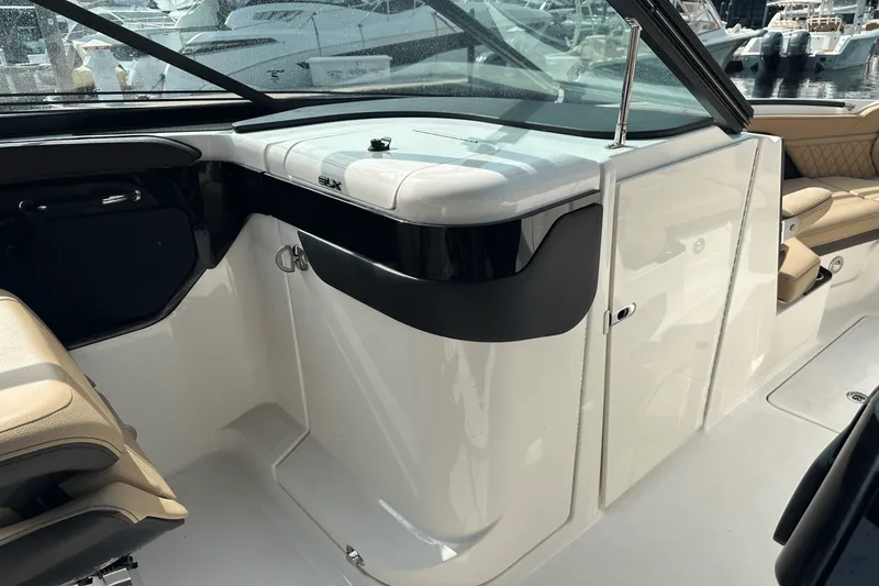 Slide: The Image of Sea Ray SLX 260 Outboard 2024 - 37