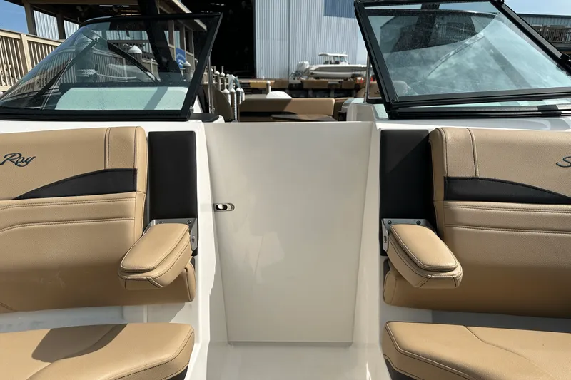 Slide: The Image of Sea Ray SLX 260 Outboard 2024 - 39