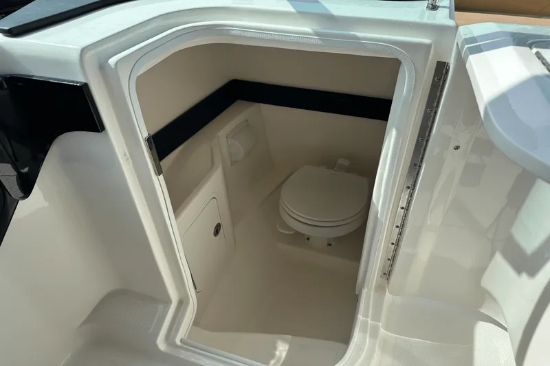 Slide: The Image of Sea Ray SLX 260 Outboard 2024 - 41