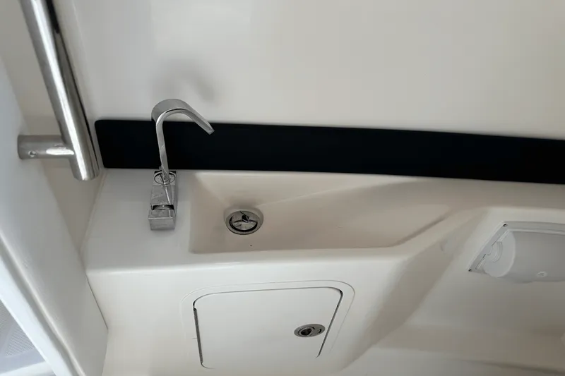 Slide: The Image of Sea Ray SLX 260 Outboard 2024 - 44