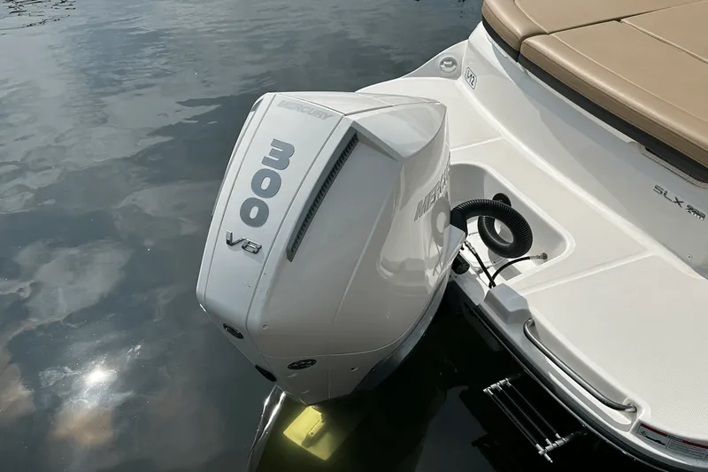 Slide: The Image of Sea Ray SLX 260 Outboard 2024 - 8