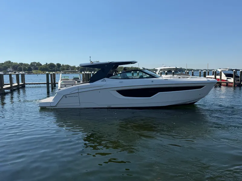 The Image of Cruisers 38 GLS 2024 - 0