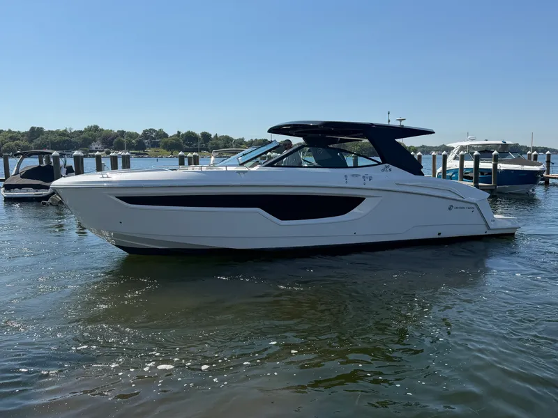Slide: The Image of Cruisers 38 GLS 2024 - 5
