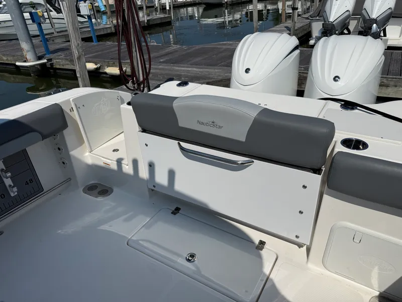 Slide: The Image of NauticStar 28 XS Offshore 2023 - 32