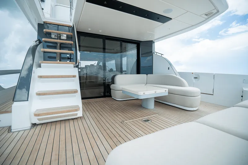 Slide: The Image of Azimut Fly 62 2026 - 4