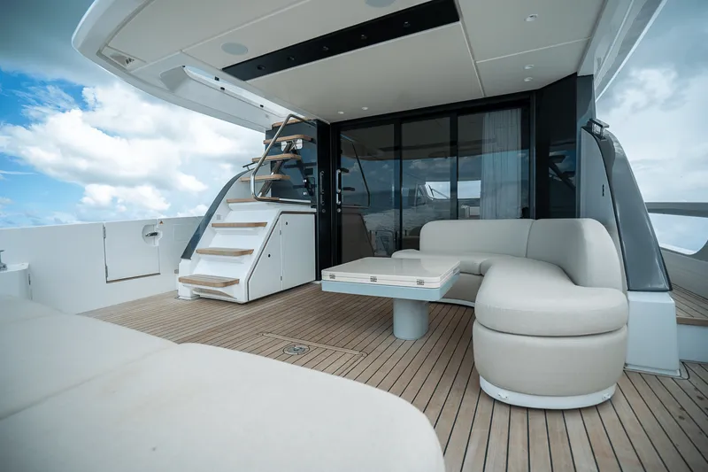 Slide: The Image of Azimut Fly 62 2026 - 5