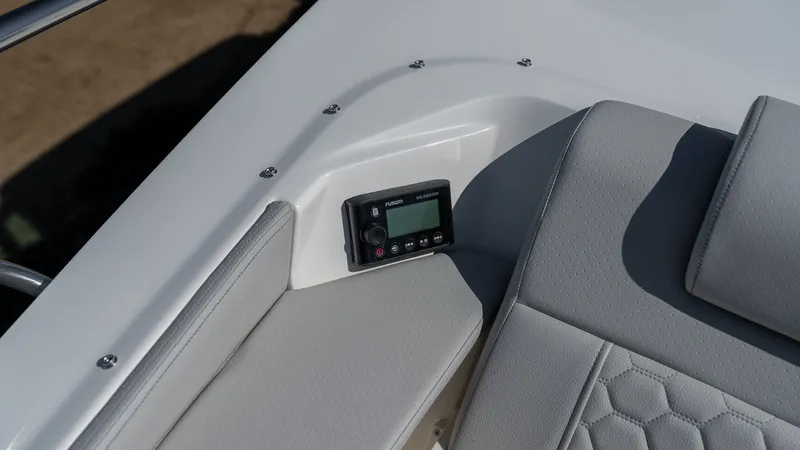 Slide: The Image of Sea Ray Sundancer 320 Outboard 2026 - 15