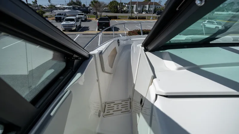 Slide: The Image of Sea Ray Sundancer 320 Outboard 2026 - 17