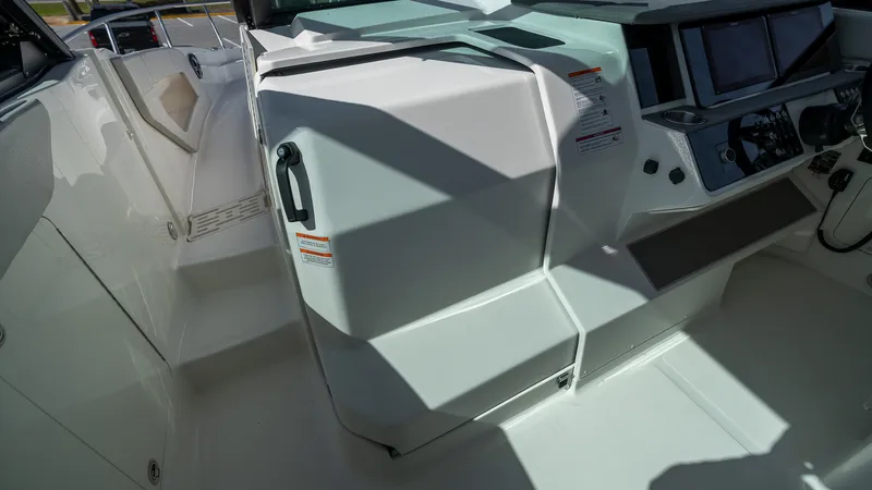 Slide: The Image of Sea Ray Sundancer 320 Outboard 2026 - 21