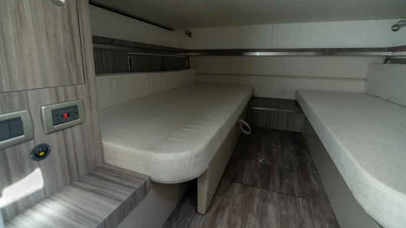 Slide: The Image of Sea Ray Sundancer 320 Outboard 2026 - 32